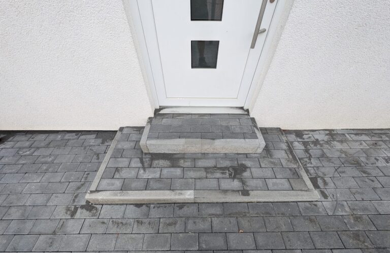 Neu gepflasterte Fläche an einem Wohnhaus