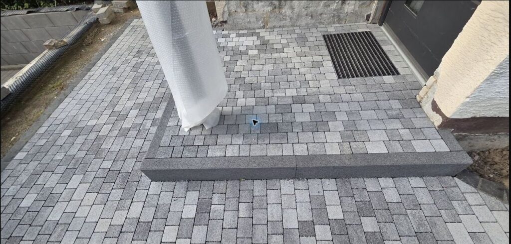 Pflasterweg mit Entwässerungsrinne