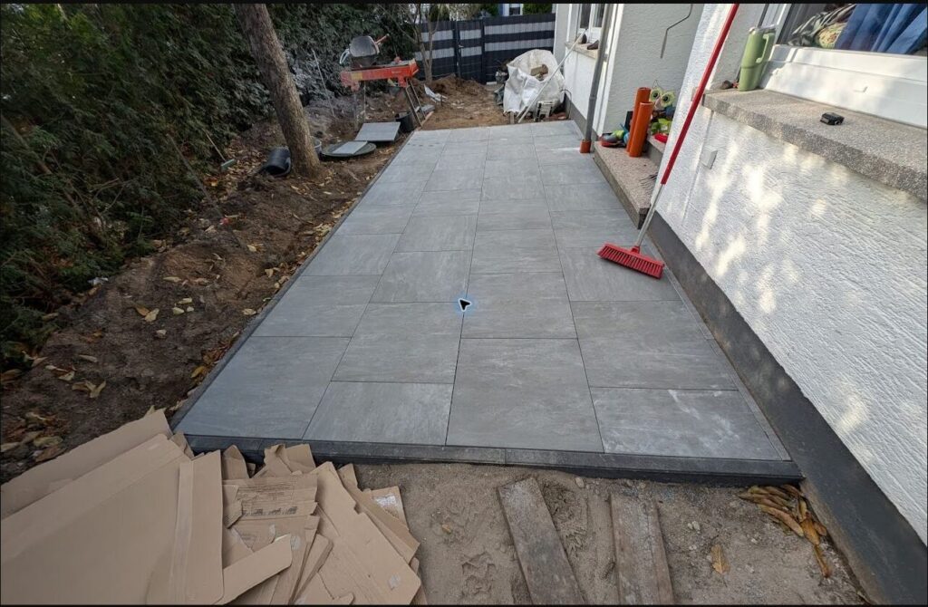 Terrassenfläche aus grauen Platten