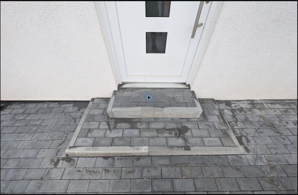 Treppenpodest mit Pflasterrahmen