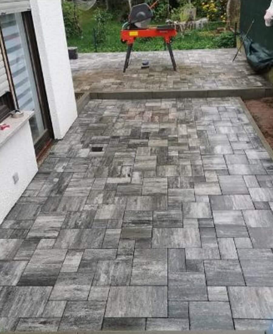Neu angelegte Pflasterfläche an einem Wohnhaus